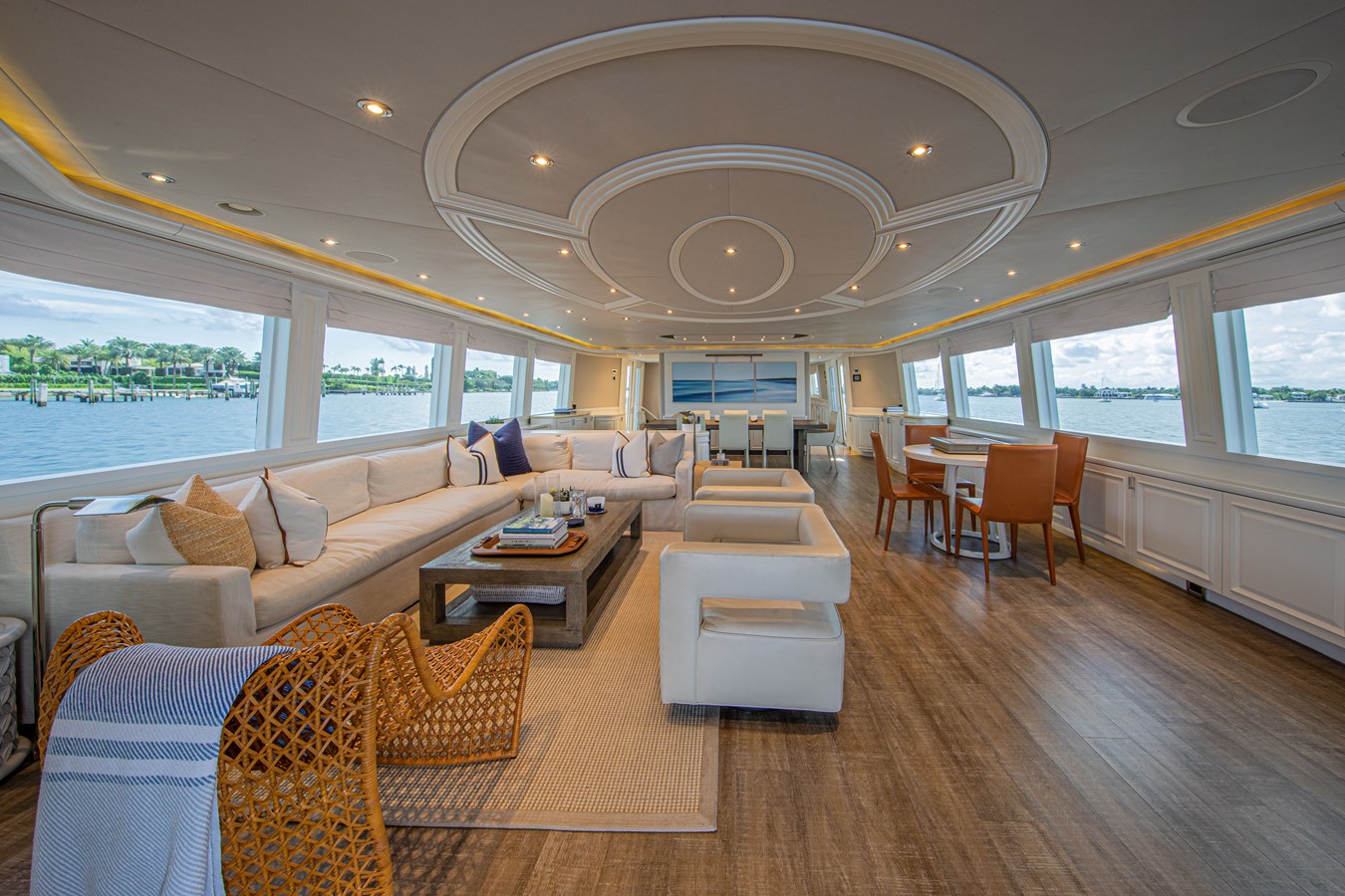 11 SPIRIT Main Salon 1