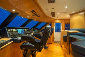 4*PUPPIES 26 Bridge Looking To Starboard Side 