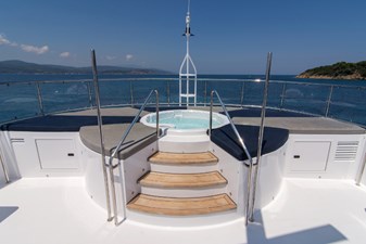 4*PUPPIES 36 Sundeck Jacuzzi Looking Forward 