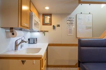 4*PUPPIES 43 Crew Lounge Portside 